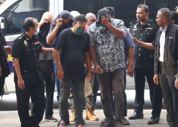 Sebahagian individu tiba di Mahkamah Sesyen Kuala Lumpur bagi menghadapi pertuduhan merasuah penguatkuasa Dewan Bandaraya Kuala Lumpur (DBKL) berkaitan lesen Ali Baba. UTUSAN/FARIZ RUSADIO