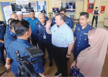 AMIR Hamzah Azizan menyantuni kakitangan Jabatan Kastam Diraja Malaysia semasa mengadakan lawatan ke Kompleks Imigresen, Kastam, Kuarantin dan Keselamatan (ICQS) Pengkalan Kubor di Tumpat, Kelantan, semalam. – UTUSAN/KAMARUL BISMI KAMARUZAMAN