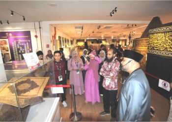 PENGUNJUNG luar negara diberi penerangan tentang artifak yang dipamerkan di Galeri Aura Islam di Anjung, Iskandar Puteri.