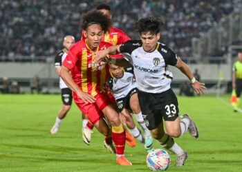 PEMAIN Selangor FC, Sharul Nazeem Zulpakar cuba menghalang kemaraan pemain Terengganu FC, Akhyar Rashid (kanan) pada aksi separuh akhir pertama Piala FA di Stadium Sultan Mizan Zainal Abidin, Gong Badak semalam.-UTUSAN/PUQTRA HAIRRY