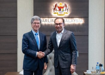 ANWAR Ibrahim (kanan) bersalaman dengan Jeffrey D. Sachs di Parlimen, hari ini. - FACEBOOK/ANWAR IBRAHIM