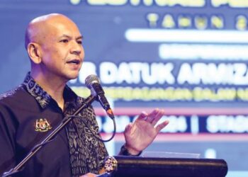 ARMIZAN Mohd. Ali berucap pada Majlis Perasmian Penutup Jelajah Karnival KPDN Zon Tengah dan Festival Pengguna di Ipoh. – UTUSAN/MUHAMAD NAZREEN SYAH MUSTHAFA