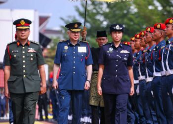 SULTAN Nazrin Muizzuddin Shah memeriksa perbarisan kawalan kehormat pada perasmian Akademi Bomba dan Penyelamat Malaysia (ABPM) Wilayah Utara di Tronoh hari ini. - UTUSAN/MUHAMAD NAZREEN SYAH MUSTHAFA