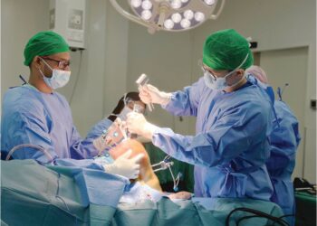 PEMBEDAHAN penggantian sendi dengan bantuan robotik yang berjaya dilakukan Dr. Chee Wai Hong di Pusat Perubatan Mawar, semalam.