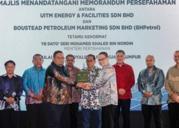 MENTERI Pertahanan, Datuk Seri Mohamed Khaled Nordin (tengah), menyaksikan pertukaran dokumen antara Ketua Pegawai Operasi UiTM Holdings, Mohd Nasrul Khairi (depan, kiri), dan Ir. Azizul Azily Ahmad (depan, kanan) di Hotel Royale Chulan, Kuala Lumpur, semalam. – UTUSAN/SHIDDIEQIIN ZON