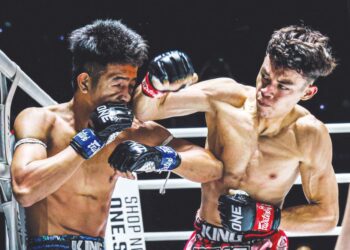 RIFDEAN Masdor ketika melepaskan tumbukan ke atas petinju tuan rumah, Petaek Sitbigjasskonrakpathum dalam pertarungan ONE Friday Fights 71 di Stadium Tinju Lumpinee, Thailand. - IHSAN ONE CHAMPIONSHIP THAILAND