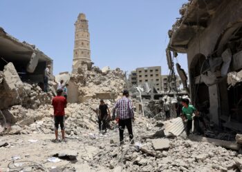 Anggota penyelamat memeriksa runtuhan melibatkan Masjid Omari, deretan kedai emas dan pasar bersejarah Qaysariyya  di bandar lama Gaza yang musnah akibat serangan tentera Israel semalam. -AFP