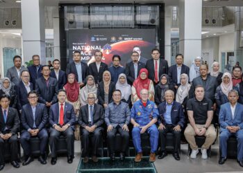 CHANG Lih Kang bergambar kenangan selepas Majlis Perasmian National Space Camp 2024 di Cyberjaya. - UTUSAN/FAIZ ALIF ZUBIR