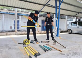 Polis memeriksa peralatan yang dirampas dipercayai digunakan suspek mencuri kabel di Kemasik, Kemaman, semalam. – UTUSAN/NIK NUR IZZATUL HAZWANI NIK ADNAN