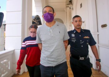 MOHINDER Singh diperintah membela diri atas lima pertuduhan termasuk mengedar dadah lima tahun lalu  di Mahkamah Tinggi Ipoh hari ini. - UTUSAN/MUHAMAD NAZREEN SYAH MUSTHAFA