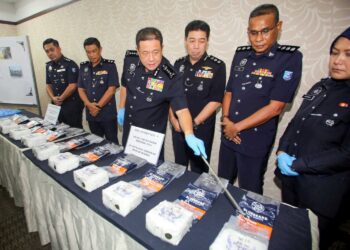 AZIZI Mat Aris menunjukan dadah yang dirampas dalam serbuan di Bagan Datuk pada sidang akhbar di IPK Perak di Ipoh. - MUHAMAD NAZREEN SYAH MUSTHAFA