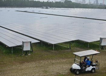 SEBAHAGIAN daripada 28 hektar kawasan loji Janakuasa Tenaga Solar yang berkapasiti 18.5 MW milik EPIC di Teluk Kalong, Kemaman. - UTUSAN/PUQTRA HAIRRY ROSLI