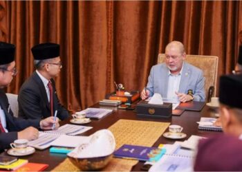 FAHMI Fadzil dalam sesi menghadap Yang di-Pertuan Agong, Sultan Ibrahim di Istana Negara, semalam. 
–  FACEBOOK FAHMI FADZIL