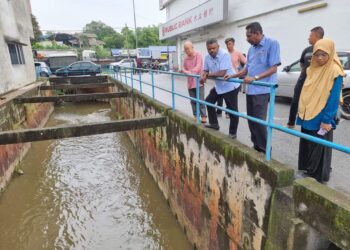 J. ARUL Kumar (empat dari kanan) ketika meninjau kawasan yang sering terjejas banjir di pekan Nilai, Seremban.