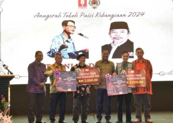 PUZI (dua dari kanan) dan Marzuki (tiga dari kiri) bersama Zambry (tiga dari kanan) pada sambutan Hari Puisi Kebangsaan 2024  di ibu negara malam tadi. Turut kelihatan Zaini (kiri) dan Zainal Abidin (kanan) serta Saleh .