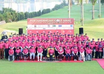 TUANKU Aishah Rohani Tengku Besar Mahmu (duduk, tengah) bergambar bersama tetamu diraja, kehormat dan peserta Kejohanan Golf Amal edisi ke-23 sebelum kejohanan bermula di The Mines Resort & Golf Club, Seri Kembangan, semalam.