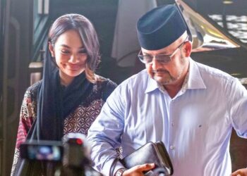 HARITH Iskander dan isterinya, Dr. Jazemin Lim akhirnya terlerai apabila mereka bercerai talak satu di Mahkamah Rendah Syariah Kuala Lumpur, semalam. – UTUSAN/M Firdaus M Johari
