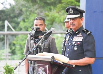 RAZARUDIN Husain berucap  dalam perhimpunan bulanan Ketua Polis Negara Bulan Julai di Bukit Aman, semalam. – IHSAN PDRM
