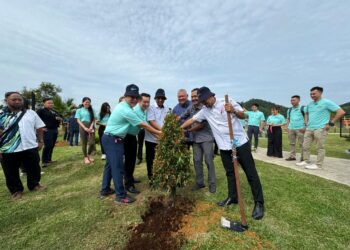 JASON Tee (kiri) bersama Pengerusi PUMM, Datuk Dr. Teh Tai Yong (dua dari kiri), Fakhruddin Mohd. Ariff (tiga dari kiri) dan Pegawai Daerah Jerantut, Datuk Sharuddin Jali (dua dari kanan) menanam pokok pada Program Komuniti PUMM Mesra Alam Sekitar di Taman Saujana Utama Jerantut di Jerantut, Pahang.