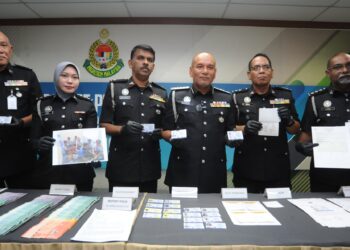 MOHD. RUSDI Mohd. Darus (empat dari kiri) bersama pegawai imigresen menunjukkan kad Arakan dan dokumen palsu UNCHR  yang dirampas di Ibu pejabat Imigresen di Setia Tropika, Johor Bahru.