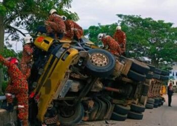 ANGGOTA bomba mengambil masa lima jam bagi mengeluarkan pemandu treler yang tersepit dalam kemalangan di Jambatan Kedua Parit Bunga, Jalan Tangkak-Muar.