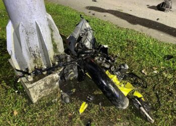 KEADAAN motosikal Yamaha MT-09 yang terbabas dan melanggar tiang papan tanda jalan sehingga mengorbankan pasangan kekasih  di Jalan Besar, Kluang.
