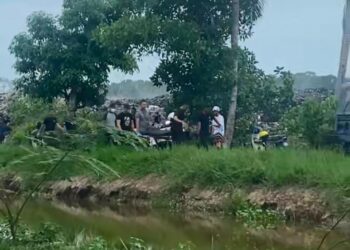 TANGKAP layar mayat mangsa diusung keluar oleh anggota polis selepas meninggal dunia semasa melakukan kerja-kerja mengutip barangan lusuh di Tapak Pelupusan Sampah Kok Bedollah, Tumpat, Kelantan.