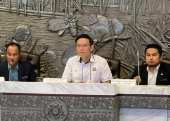 LEE TING HAN (tengah) mempengerusikan mesyuarat jawatankuasa bertindak bagi menangani isu pekerja warga asing di Pengerang di Kota Iskandar, Johor Bahru.