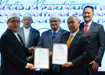 MOHAMAED Fadzli Hassan (tengah) menyaksikan penyerahan dokumen Memorandum Perjanjian Kerjasama Kelantan Gold Trade Sdn. Bhd sempena Majlis Pelancaran Cawangan Operasi Dinar Dirham Kelantan di Dewan Bunga Teratai, Kompleks Kota Darulnaim, Kota Bharu, Kelantan hari ini-UTUSAN/KAMARUL BISMI KAMARUZAMAN.