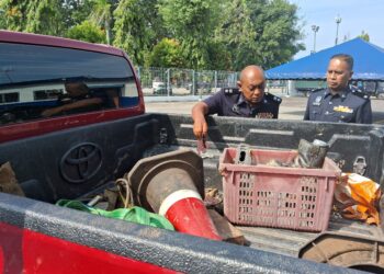 HANYAN Ramlan (kiri) memeriksa barang yang dipercayai digunakan suspek dalam kegiatan mencuri kabel di Cheneh Baru, Kemaman, hari ini. - UTUSAN/