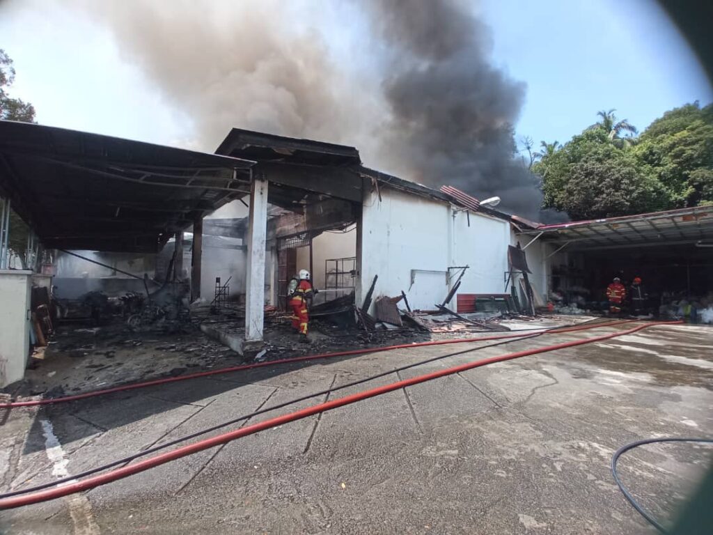 Bau asap selamatkan nyawa penghuni kedai, rumah Bau asap selamatkan nyawa penghuni kedai, rumah