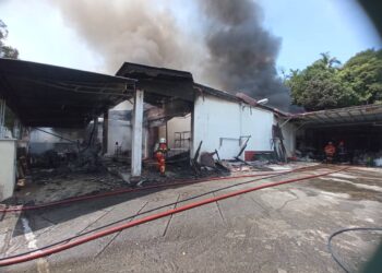 ANGGOTA bomba memadamkan kebakaran sebuah kedai menjual barang peralatan motosikal dan sebuah rumah di Teluk Sengat, Kota Tinggi.