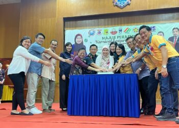 HASRUNIZAH Hassan (tengah) memotong kek sambutan ulang tahun Kelab Kitar Semula SJKC Chih Chih sempena Karnival Lestari Sekolahku Peringkat Negeri Johor di Dewan Jubli Intan Sultan Ibrahim, Pontian.