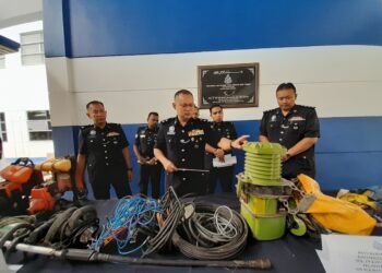 HUSSIN Zamora menunjukkan barangan yang dirampas daripada geng curi kabel dan pecah rumah dalam sidang akhbar di IPD Kota Tinggi.