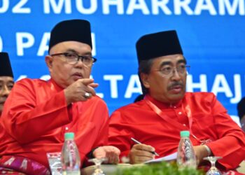 MOHAMAD ZAINI Salleh (kiri) menyatakan sesuatu kepada Naib Presiden UMNO, Datuk Seri Johari Abdul Ghani pada majlis perasmian Mesyuarat Perwakilan UMNO Bahagian Bentong di Dewan Majlis Perbandaran Bentong di Bentong, Pahang. - FOTO/SHAIKH AHMAD RAZIF