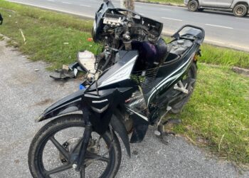 KEADAAN motosikal mangsa yang remuk dihempap kayu balak dalam kejadian di lampu isyarat dekat Persimpangan Bendahara, Gua Musang, Kelantan hari ini-UTUSAN/AIMUNI TUAN LAH.