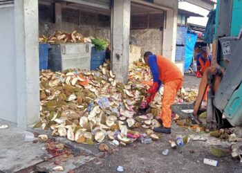 PEKERJA pembersihan memberishkan sisa buangan kulit durian yang dibuang peniaga di pusat-pusat tong di Seremban