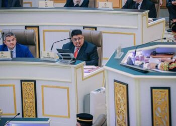 RAIS Yasin (kiri) bersama Ketua Menteri, Datuk Seri Ab. Rauf Yusoh ketika Sidang DUN Melaka di Seri Negeri, Ayer Keroh, Melaka.