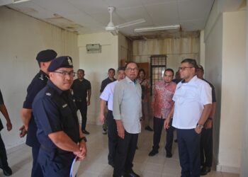 ANWAR Ibrahim (tengah) meninjau kuarters pegawai dan anggota polis yang mengalami kerosakan ketika hadir pada Majlis Ramah Mesra Perdana Menteri Bersama Warga KDN Negeri Terengganu di  IPD Marang, Marang, hari ini. - UTUSAN/PUQTRA HAIRRY ROSLI