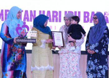 KHAIRIN-NISA Ismail (dua dari kiri) menyampaikan sijil Modul Keluarga Sakinah kepada seorang penerima pada Sambutan Hari Ibu Bapa Peringkat Negeri Johor  2024
di Dewan Utama Majlis Bandaraya Iskandar Puteri (MBIP) di Iskandar Puteri, Johor Bahru.