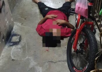 SEORANG remaja lelaki terpaksa tidur di kaki lima sebuah flat di Pasir Gudang kerana tidak dibenar masuk ke dalam rumah oleh ibu dan bapanya.