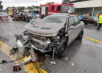 KEADAAN Proton Wira yang remuk pada bahagian hadapan selepas terlibat kemalangan di Jalan Datuk Mohd. Zin, Cheng, Melaka.