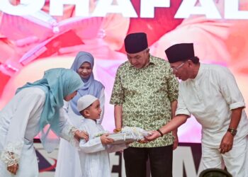 Ahmad Zahid Hamidi (dua, kanan) menyerahkan modul Program Pra Tahfiz Kemas kepada pelajar Tabika Kemas pada Majlis Pelancaran Pra Tahfiz Peringkat Kemas) Terengganu di Kuala Nerus, hari ini. - UTUSAN@PUQTRA HAIRRY ROSLI