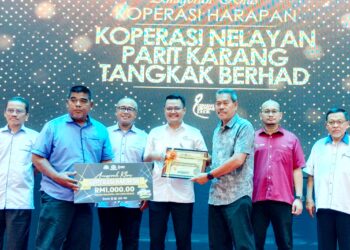 MOHD. HAIRI Mad Shah (empat dari kiri) menyampaikan replika cek kepada sebuah koperasi sempena Hari Koperasi Negara 2024 Peringkat Negeri Johor di Angsana Johor Bahru Mall, Johor.