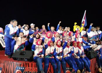 ONN HAFIZ Ghazi (tengah) bersama Kontinjen Dewan Undangan Negeri (DUN) Kota Iskandar yang dipilih sebagai Kontinjen Perbarisan Terbaik pada Majlis Perasmian Sukan Bangsa Johor di Stadium Kluang.