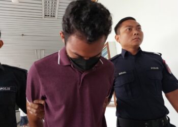 TERTUDUH mengaku tidak bersalah di Mahkamah Sesyen, Ayer Keroh, Melaka atas pertuduhan pecah amanah membabitkan wang syarikat berjumlah RM81,126.86 sejak Mac lalu. - UTUSAN/MUHAMMAD SHAHIZAM TAZALI