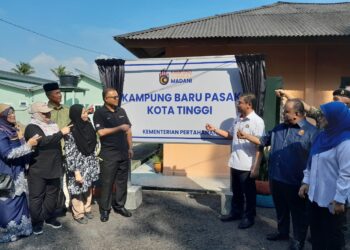 ISHAM Ishak (empat kiri) melawat Kampung Baru Pasak sempena Program Kampung Angkat Madani di Kota Tinggi.