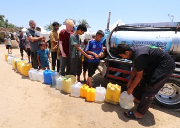 PASARAYA Econsave membekalkan antara 4,000 hingga 8,000 liter air bersih setiap hari kepada penduduk Gaza di kem-kem pelarian di Palestin.
