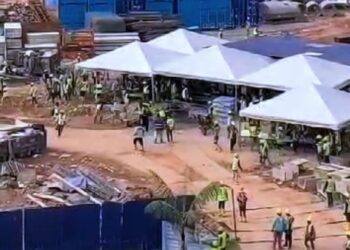 TANGKAP layar rakaman video yang tular menunjukkan sekumpulan pekerja asing bergaduh di kawasan pembinaan di Sedenak, Kulai.