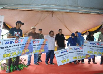 MOHAMED KHALED Nordin (tengah) beramah mesra dengan para penerima bantuan PJM Kementah 2024 Peringkat Negeri Johor di Kampung Bukit, Sedili Besar, Kota Tinggi.